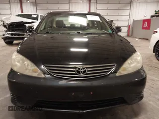 2005 Toyota Camry STD z VIN 4T1BE32K75U591725, wystawiony jako IAAI lot #42407471 z przebiegiem 180 756 mil mil oraz . Historia ofert i sprzedaży dostępna na DreamBid. Obrazek 13.