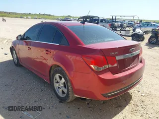 2014 Chevrolet Cruze 1LT z VIN 1G1PC5SB3E7237641, wystawiony jako IAAI lot #41991370 z przebiegiem 106 674 mil mil oraz . Historia ofert i sprzedaży dostępna na DreamBid. Obrazek 3.