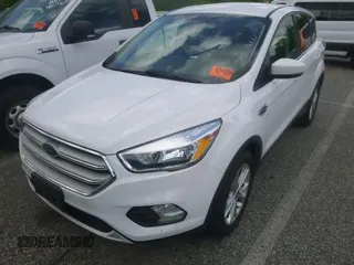 2019 Ford Escape SE z VIN 1FMCU0GD9KUB82377, wystawiony jako IAAI lot #42248632 z przebiegiem 70 311 mil mil oraz . Historia ofert i sprzedaży dostępna na DreamBid. Obrazek 1.