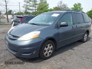 2007 Toyota Sienna CE z VIN 5TDZK23C77S060464, wystawiony jako IAAI lot #42343357 z przebiegiem 225 500 mil mil oraz . Historia ofert i sprzedaży dostępna na DreamBid. Obrazek 2.