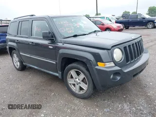 2010 Jeep Patriot Latitude z VIN 1J4NT1GA4AD676649, wystawiony jako IAAI lot #42263943 z przebiegiem 139 820 mil mil oraz . Historia ofert i sprzedaży dostępna na DreamBid. Obrazek 1.