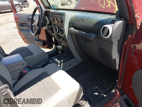 2010 Jeep Wrangler Sahara z VIN 1J4GA5D16AL227053, wystawiony jako IAAI lot #42219421 z przebiegiem 67 174 mil mil oraz . Historia ofert i sprzedaży dostępna na DreamBid. Obrazek 5.