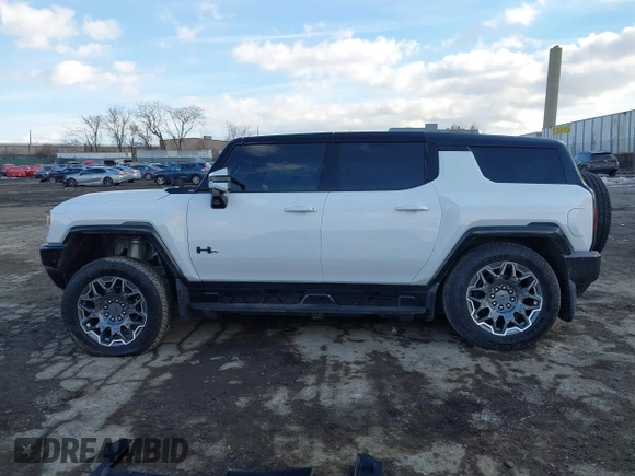 2025 GMC Hummer EV 3X with VIN 1GKB0RDC4SU101284, listed as a IAAI auction lot 41444686 with 4,548 mi miles. Bid and sale history available at carsss.com. Image 14.