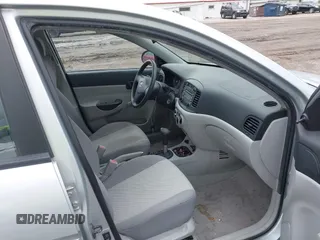 2007 Hyundai Accent GLS z VIN KMHCN46C57U155326, wystawiony jako IAAI lot #42296898 z przebiegiem 112 122 mil mil oraz . Historia ofert i sprzedaży dostępna na DreamBid. Obrazek 5.