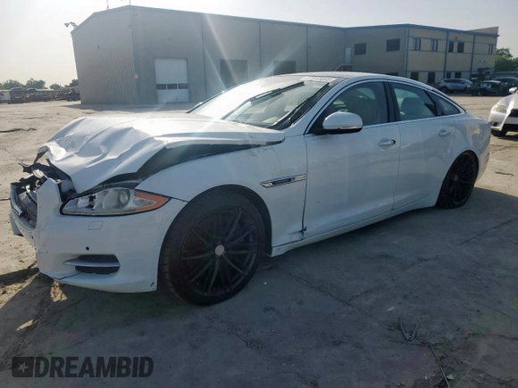 2014 Jaguar XJ Supercharged z VIN SAJWA1GT4EMV60053, wystawiony jako Copart lot #57643005 z przebiegiem 48 139 mil mil oraz Szkoda całkowita • Salvage title. Historia ofert i sprzedaży dostępna na DreamBid. Obrazek 1.