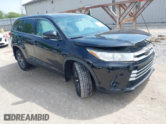 2018 Toyota Highlander LE z VIN 5TDBZRFH7JS889068, wystawiony jako IAAI lot #42220960 z przebiegiem 139 106 mil mil oraz . Historia ofert i sprzedaży dostępna na DreamBid. Obrazek 1.