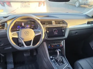 2024 Volkswagen Tiguan SE z VIN 3VV3B7AX0RM107010, wystawiony jako IAAI lot #42845198 z przebiegiem 22 903 mil mil oraz . Historia ofert i sprzedaży dostępna na DreamBid. Obrazek 28.