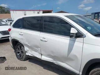 2019 Toyota Highlander LE z VIN 5TDZARFH0KS060236, wystawiony jako IAAI lot #42201282 z przebiegiem 66 647 mil mil oraz . Historia ofert i sprzedaży dostępna na DreamBid. Obrazek 6.