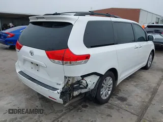 2014 Toyota Sienna XLE z VIN 5TDYK3DC5ES439511, wystawiony jako IAAI lot #41510779 z przebiegiem 218 782 mil mil oraz . Historia ofert i sprzedaży dostępna na DreamBid. Obrazek 4.