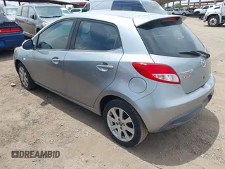 2013 Mazda 2 Touring z VIN JM1DE1LY5D0161556, wystawiony jako IAAI lot #42393636 z przebiegiem 151 792 mil mil oraz . Historia ofert i sprzedaży dostępna na DreamBid. Obrazek 3.