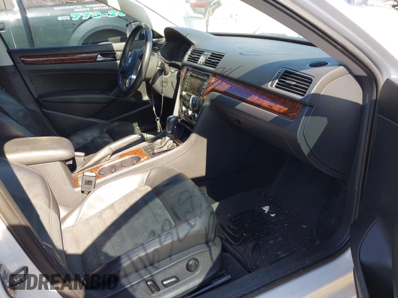 2013 Volkswagen Passat SEL Premium z VIN 1VWCN7A39DC036013, wystawiony jako IAAI lot #41632682 z przebiegiem 158 680 mil mil oraz . Historia ofert i sprzedaży dostępna na DreamBid. Obrazek 5.