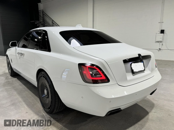 2022 Rolls-Royce Ghost Black Badge z VIN SCATD6C09NU209759, wystawiony jako IAAI lot #42301155 z przebiegiem 5631 mil mil oraz . Historia ofert i sprzedaży dostępna na DreamBid. Obrazek 3.
