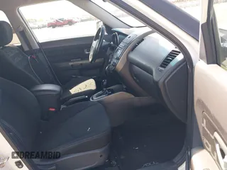 2013 Kia Soul + z VIN KNDJT2A69D7547954, wystawiony jako IAAI lot #42233795 z przebiegiem 128 548 mil mil oraz . Historia ofert i sprzedaży dostępna na DreamBid. Obrazek 5.