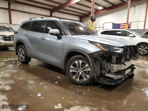 2022 Toyota Highlander XLE with VIN 5TDHZRBHXNS201361, listed as a Copart auction lot 88859475 with 45,942 mi miles and Salvage Title. Bid and sale history available at carsss.com. Image 4.