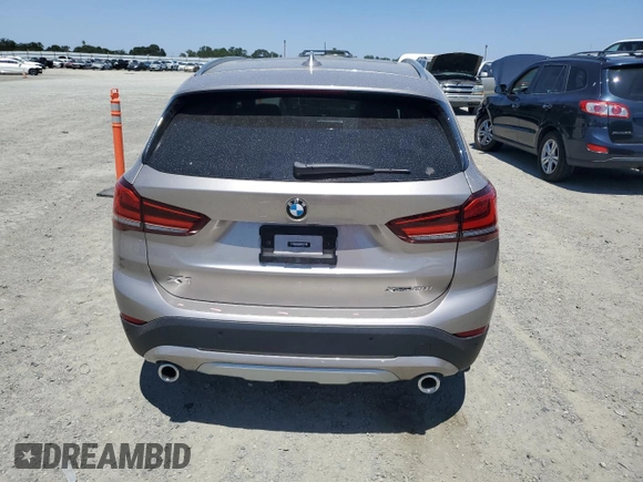 2022 BMW X1 xDrive28i z VIN WBXJG9C0XN5V40453, wystawiony jako Copart lot #56698705 z przebiegiem 31 091 mil mil oraz Szkoda całkowita • Salvage title. Historia ofert i sprzedaży dostępna na DreamBid. Obrazek 6.