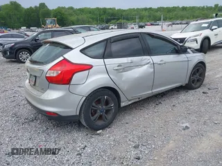 2012 Ford Focus SE z VIN 1FAHP3K28CL369762, wystawiony jako IAAI lot #42095476 z przebiegiem 150 584 mil mil oraz . Historia ofert i sprzedaży dostępna na DreamBid. Obrazek 4.