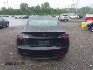 2018 Tesla Model 3 Long Range Battery z VIN 5YJ3E1EB7JF070600, wystawiony jako IAAI lot #42324240 z przebiegiem 68 804 mil mil oraz . Historia ofert i sprzedaży dostępna na DreamBid. Obrazek 16.