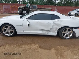 2014 Chevrolet Camaro LT z VIN 2G1FC1E39E9245413, wystawiony jako IAAI lot #42080811 z przebiegiem 88 584 mil mil oraz . Historia ofert i sprzedaży dostępna na DreamBid. Obrazek 14.