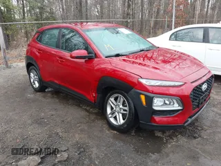 2021 Hyundai Kona SE z VIN KM8K1CAA0MU736896, wystawiony jako IAAI lot #41789249 z przebiegiem 80 199 mil mil oraz . Historia ofert i sprzedaży dostępna na DreamBid. Obrazek 1.