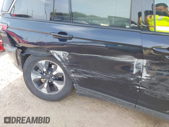 2024 Jeep Grand Cherokee with VIN 1C4RJYB63R8541756, listed as a IAAI auction lot 42639371 with 29,082 mi miles and . Bid and sale history available at DreamBid. Image 20.