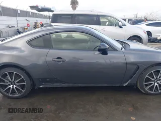 2022 Toyota 86 z VIN JF1ZNBC15N8754146, wystawiony jako IAAI lot #41895385 z przebiegiem 14 111 mil mil oraz . Historia ofert i sprzedaży dostępna na DreamBid. Obrazek 14.