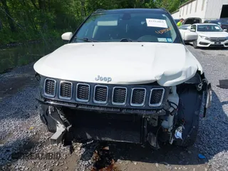 2018 Jeep Compass Latitude z VIN 3C4NJDBB2JT281182, wystawiony jako IAAI lot #42392069 z przebiegiem 112 758 mil mil oraz . Historia ofert i sprzedaży dostępna na DreamBid. Obrazek 6.
