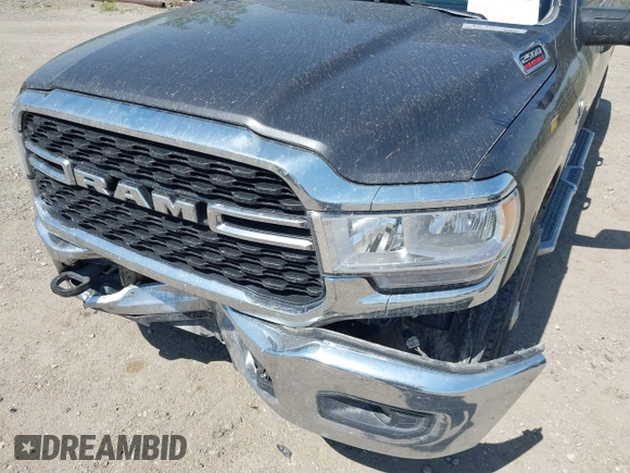 2024 Ram 2500 Big Horn z VIN 3C6UR5DLXRG296301, wystawiony jako IAAI lot #42496302 z przebiegiem 47 626 mil mil oraz . Historia ofert i sprzedaży dostępna na DreamBid. Obrazek 22.