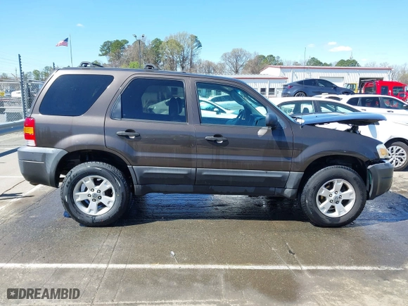 2006 Ford Escape XLT with VIN 1FMCU03116KB57387, listed as a IAAI auction lot 41813041 with 180,417 mi miles. Bid and sale history available at carsss.com. Image 14.
