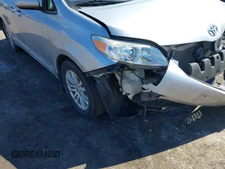 2017 Toyota Sienna XLE Auto Access Seat with VIN 5TDYZ3DC0HS784509, listed as a IAAI auction lot 41725664 with 69,990 mi miles. Bid and sale history available at carsss.com. Image 16.