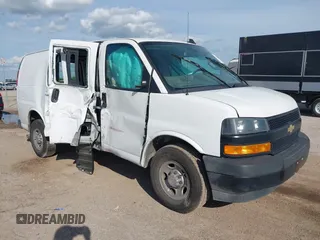 2019 Chevrolet Express Cargo z VIN 1GCWGAFP0K1312719, wystawiony jako IAAI lot #42209808 z przebiegiem 99 944 mil mil oraz . Historia ofert i sprzedaży dostępna na DreamBid. Obrazek 1.