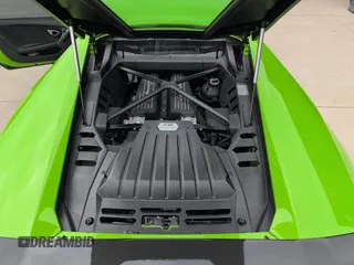 2015 Lamborghini Huracan z VIN ZHWUC1ZF7FLA03405, wystawiony jako Copart lot #57724465 z przebiegiem 31 953 mil mil oraz Tytuł czysty. Historia ofert i sprzedaży dostępna na DreamBid. Obrazek 7.