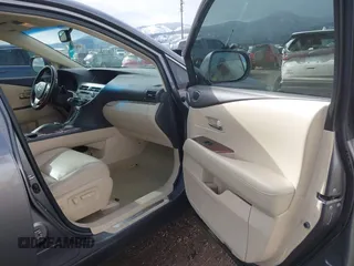 2013 Lexus RX 450h z VIN JTJBC1BAXD2051251, wystawiony jako IAAI lot #41746439 z przebiegiem 123 342 mil mil oraz . Historia ofert i sprzedaży dostępna na DreamBid. Obrazek 5.