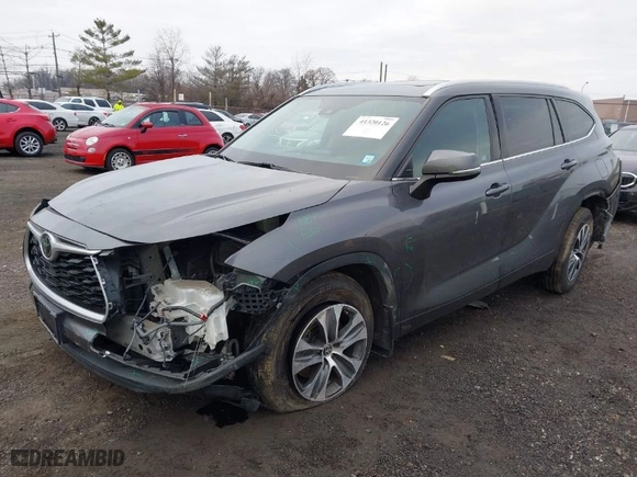 2021 Toyota Highlander XLE with VIN 5TDHZRBH4MS068577, listed as a IAAI auction lot 41320126 with 60,484 mi miles. Bid and sale history available at carsss.com. Image 2.