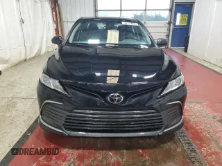 2024 Toyota Camry LE z VIN 4T1C11AK7RU221810, wystawiony jako Copart lot #57886175 z przebiegiem 31 492 mil mil oraz Czysty tytuł • Clean title. Historia ofert i sprzedaży dostępna na DreamBid. Obrazek 5.