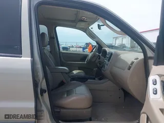 2005 Ford Escape XLT with VIN 1FMYU93135KC70928, listed as a IAAI auction lot 42102594 with 107,225 mi miles. Bid and sale history available at carsss.com. Image 5.