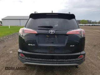 2018 Toyota RAV4 XLE z VIN 2T3WFREV8JW475748, wystawiony jako Copart lot #53929845 z przebiegiem 141 438 mil mil oraz Szkoda całkowita • Salvage title. Historia ofert i sprzedaży dostępna na DreamBid. Obrazek 6.
