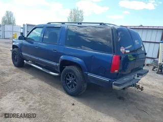 1997 Chevrolet Suburban with VIN 3GNFK16R9VG176846, listed as a IAAI auction lot 42058671 with 226,408 mi miles. Bid and sale history available at carsss.com. Image 3.
