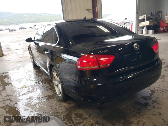 2012 Volkswagen Passat SE z VIN 1VWBH7A39CC085441, wystawiony jako IAAI lot #41866679 z przebiegiem 110 950 mil mil oraz . Historia ofert i sprzedaży dostępna na DreamBid. Obrazek 3.