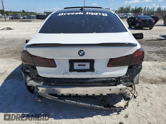 2020 BMW 5 Series 530i z VIN WBAJR3C01LWW68055, wystawiony jako Copart lot #56959985 z przebiegiem Nie podano mil oraz Nie do naprawy • Non repairable. Historia ofert i sprzedaży dostępna na DreamBid. Obrazek 6.