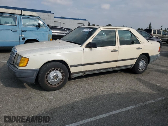 1988 Mercedes-Benz 300 E z VIN WDBEA30D4JA640293, wystawiony jako Copart lot #50998785 z przebiegiem 179 471 mil mil oraz Czysty tytuł • Clean title. Historia ofert i sprzedaży dostępna na DreamBid. Obrazek 1.