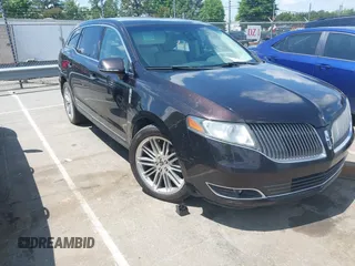 2014 Lincoln MKT EcoBoost z VIN 2LMHJ5AT9EBL53512, wystawiony jako IAAI lot #42330434 z przebiegiem 128 950 mil mil oraz . Historia ofert i sprzedaży dostępna na DreamBid. Obrazek 1.