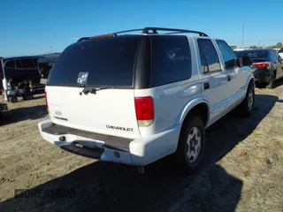 2002 Chevrolet Blazer LS z VIN 1GNDT13W32K146843, wystawiony jako IAAI lot #41497892 z przebiegiem 121 882 mil mil oraz . Historia ofert i sprzedaży dostępna na DreamBid. Obrazek 4.