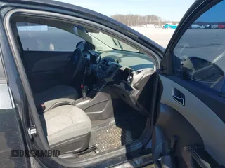 2013 Chevrolet Sonic LS z VIN 1G1JA5SH9D4165120, wystawiony jako IAAI lot #41815014 z przebiegiem 130 250 mil mil oraz . Historia ofert i sprzedaży dostępna na DreamBid. Obrazek 5.
