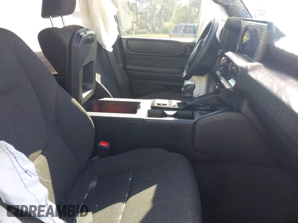2024 Toyota Land Cruiser z VIN JTEABFAJ2RK013130, wystawiony jako IAAI lot #42002397 z przebiegiem 19 749 mil mil oraz . Historia ofert i sprzedaży dostępna na DreamBid. Obrazek 5.
