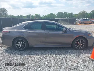 2022 Toyota Camry SE z VIN 4T1T11AK5NU701354, wystawiony jako IAAI lot #42135026 z przebiegiem 173 208 mil mil oraz . Historia ofert i sprzedaży dostępna na DreamBid. Obrazek 13.