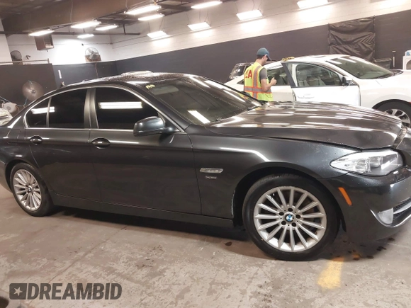 2011 BMW 5 Series 535i xDrive z VIN WBAFU7C50BC779011, wystawiony jako IAAI lot #42461512 z przebiegiem 136 980 mil mil oraz . Historia ofert i sprzedaży dostępna na DreamBid. Obrazek 14.