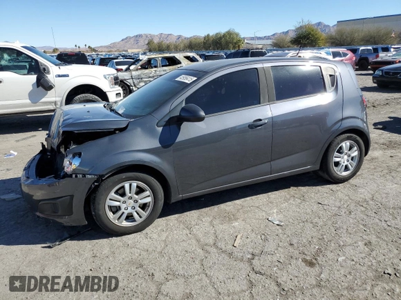 2012 Chevrolet Sonic LS z VIN 1G1JA6SHXC4171044, wystawiony jako Copart lot #45956415 z przebiegiem 133 324 mil mil oraz Szkoda całkowita • Salvage title. Historia ofert i sprzedaży dostępna na DreamBid. Obrazek 1.