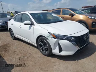 2024 Nissan Sentra SV z VIN 3N1AB8CV7RY221041, wystawiony jako IAAI lot #42735712 z przebiegiem 53 837 mil mil oraz . Historia ofert i sprzedaży dostępna na DreamBid. Obrazek 1.