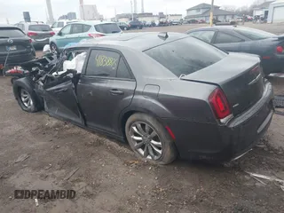 2015 Chrysler 300 S z VIN 2C3CCAGGXFH793040, wystawiony jako IAAI lot #41838875 z przebiegiem 154 813 mil mil oraz . Historia ofert i sprzedaży dostępna na DreamBid. Obrazek 3.