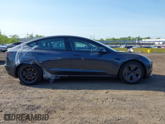 2022 Tesla Model 3 Long Range z VIN 5YJ3E1EB2NF183893, wystawiony jako IAAI lot #42130396 z przebiegiem 25 552 mil mil oraz . Historia ofert i sprzedaży dostępna na DreamBid. Obrazek 13.